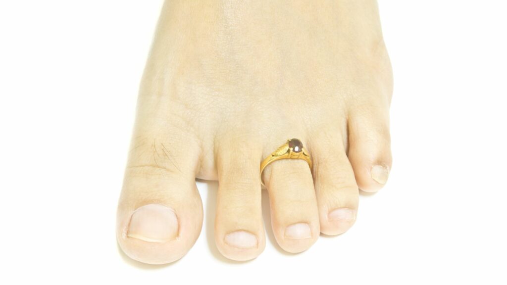 Une bague de pied pour femme